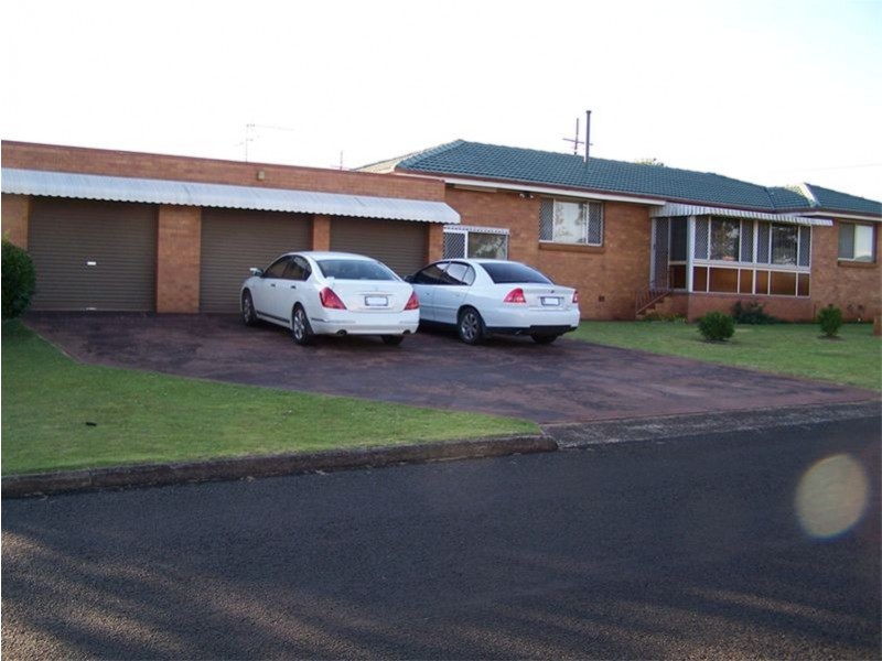 1 Lynne Street, Centenary Heights QLD 4350
