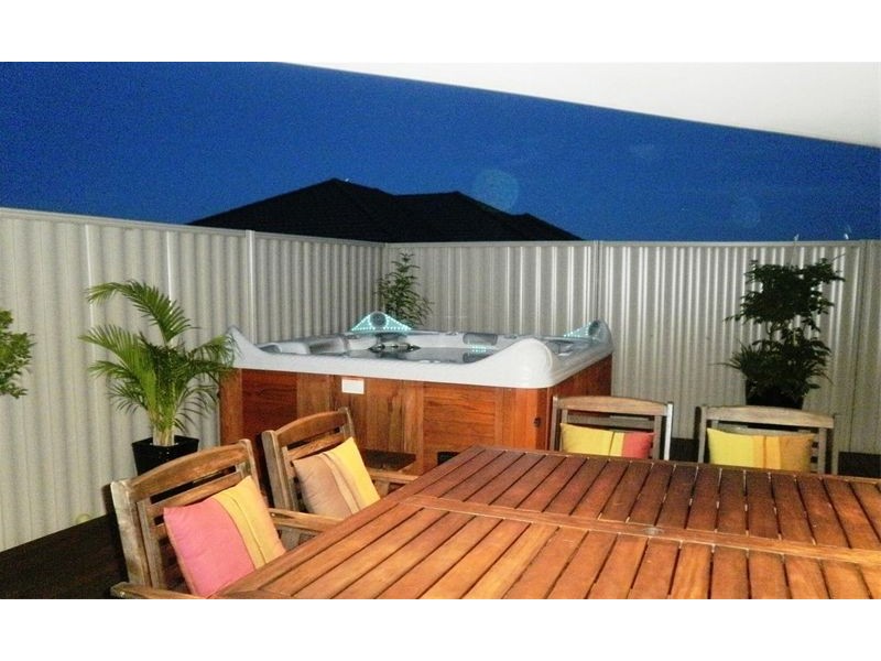 8 Wicklow Circle, Darch WA 6065