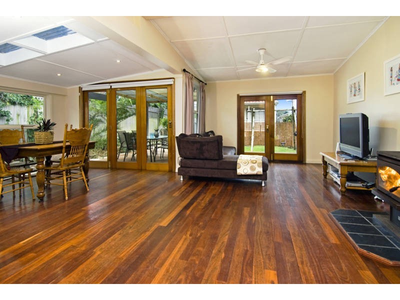 15 Griffin Road, North Curl Curl NSW 2099