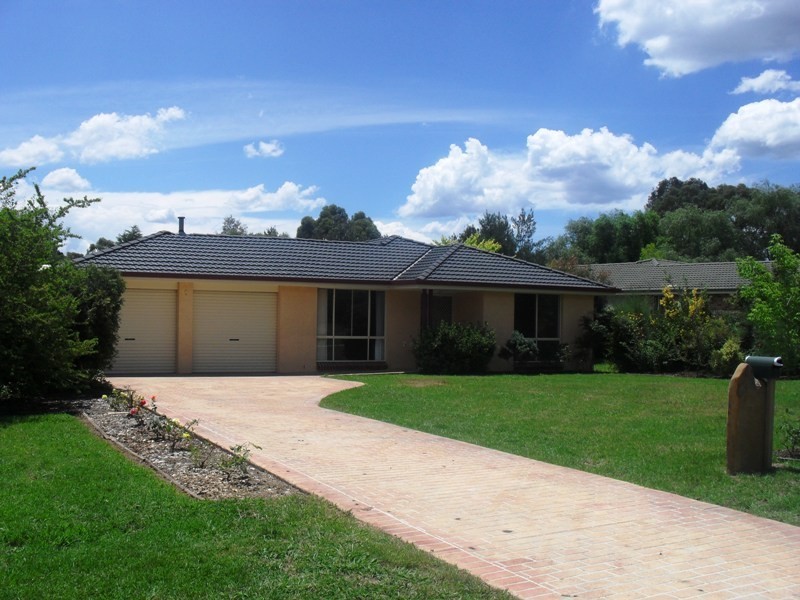 2 Maple Grove, Bowral NSW 2576