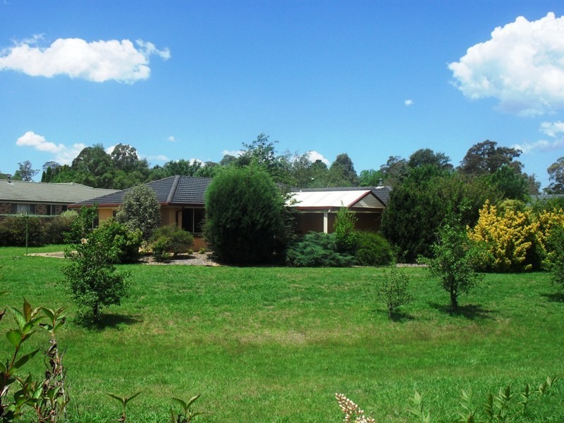 2 Maple Grove, Bowral NSW 2576