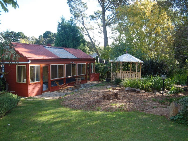 8 Campbell Avenue, Burradoo NSW 2576