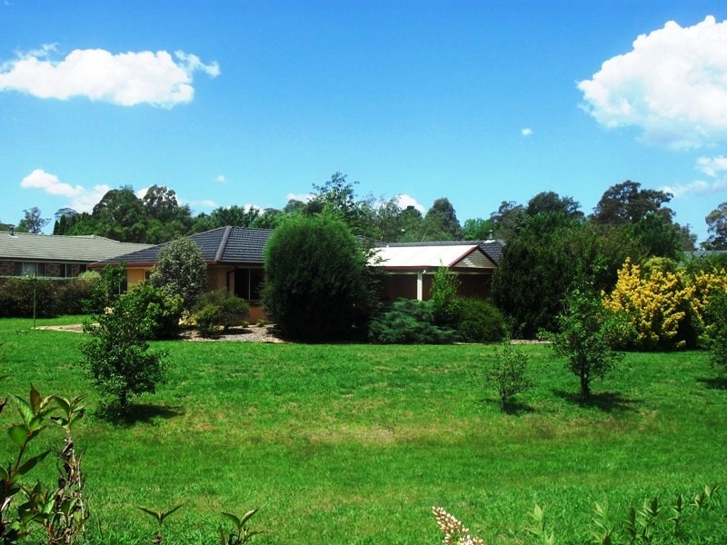 2 Maple Grove, Bowral NSW 2576