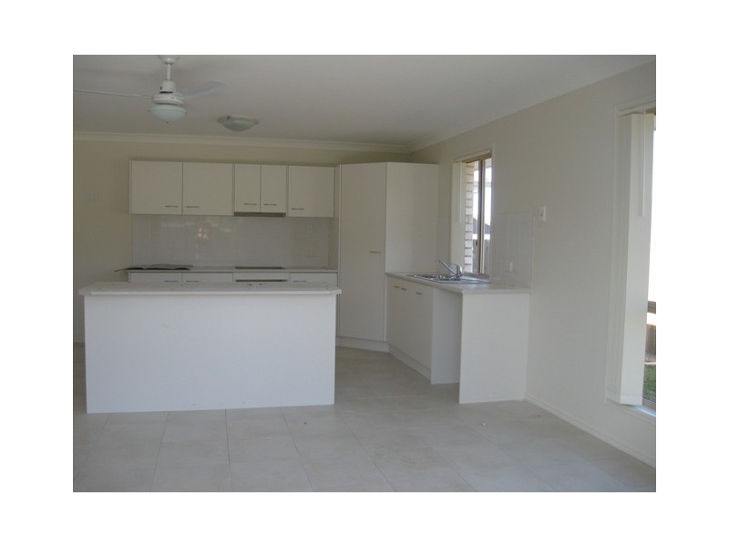 8 Oakvale Avenue, Holmview QLD 4207