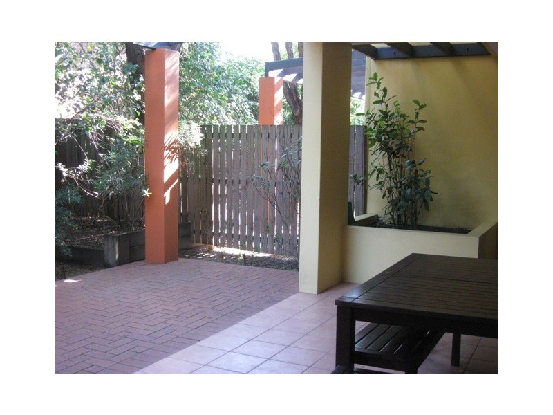 2/85-87 Victoria Tce, Greenslopes QLD 4120