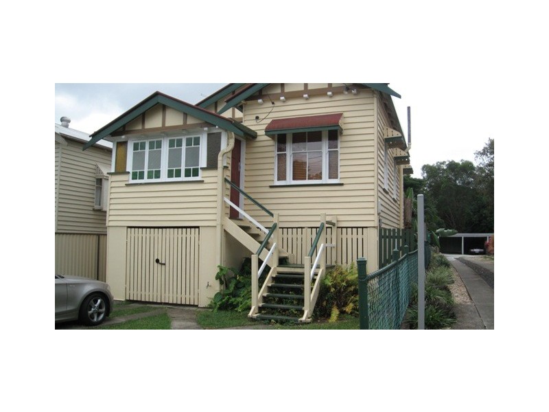 16 Glena St, Fairfield QLD 4103