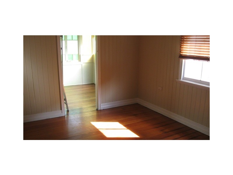 16 Glena St, Fairfield QLD 4103