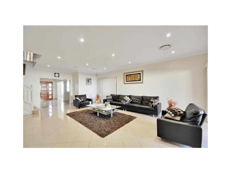 11 Garling Avenue, West Hoxton NSW 2171