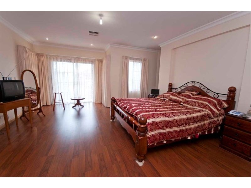 9 Azores Court, Mawson Lakes SA 5095