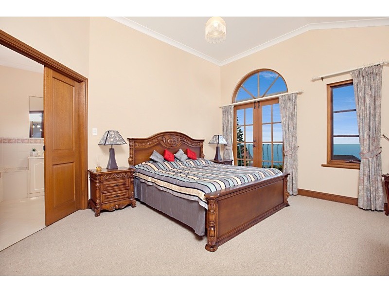 8 Arafura Court, Hallett Cove SA 5158