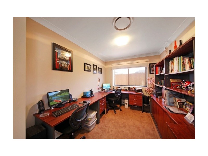 11 Robey Ave, Middleton Grange NSW 2171