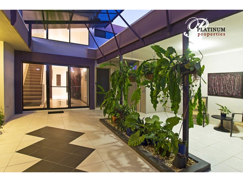 9  Dobell Ave, Paradise Point QLD 4216