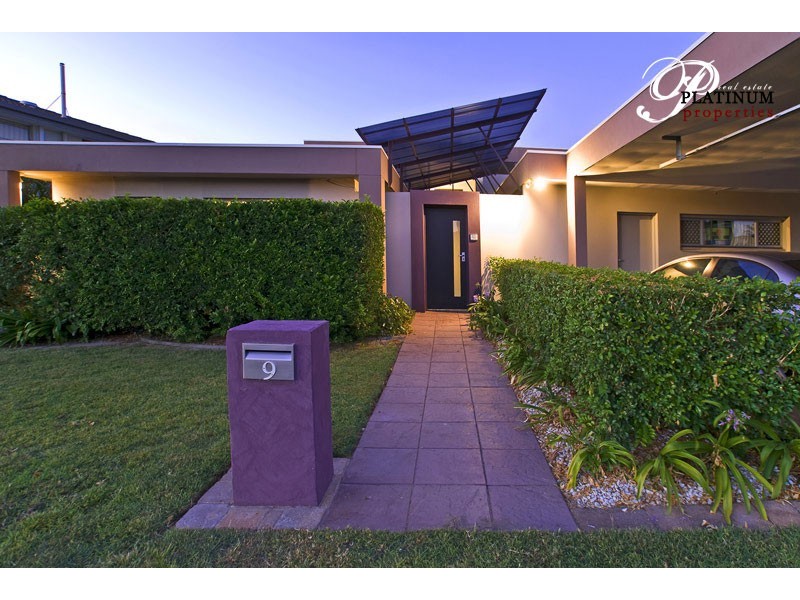 9  Dobell Ave, Paradise Point QLD 4216