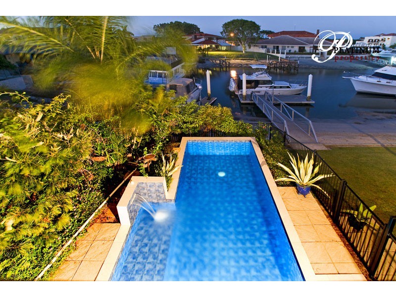 9  Dobell Ave, Paradise Point QLD 4216