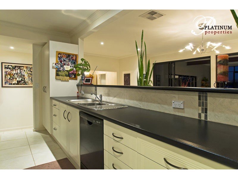 9  Dobell Ave, Paradise Point QLD 4216