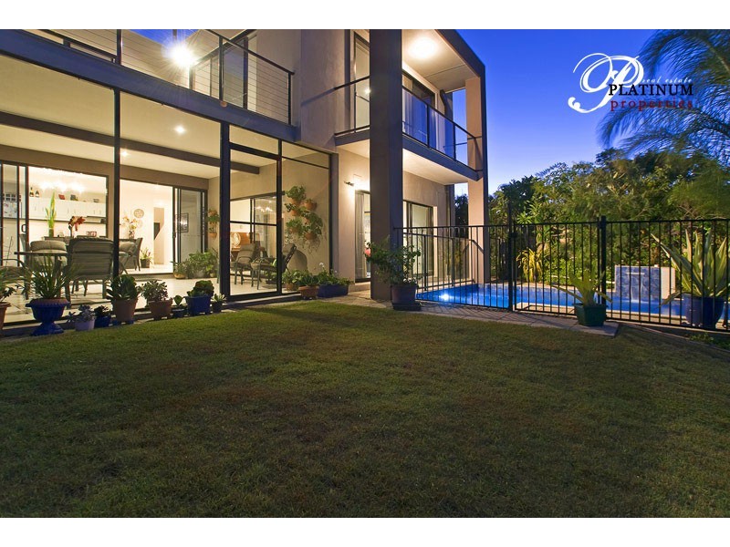 9  Dobell Ave, Paradise Point QLD 4216