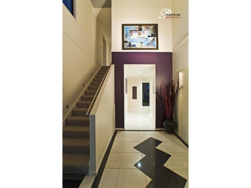 9  Dobell Ave, Paradise Point QLD 4216