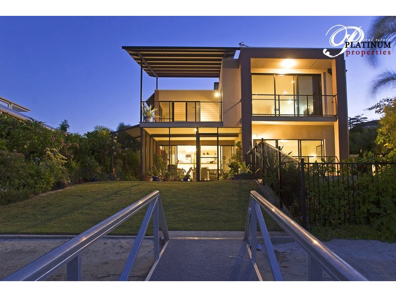 9  Dobell Ave, Paradise Point QLD 4216