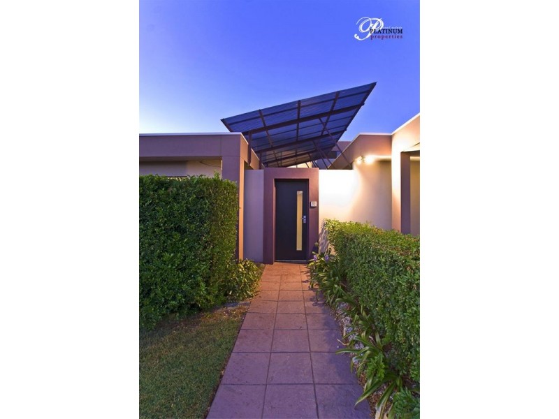 9  Dobell Ave, Paradise Point QLD 4216