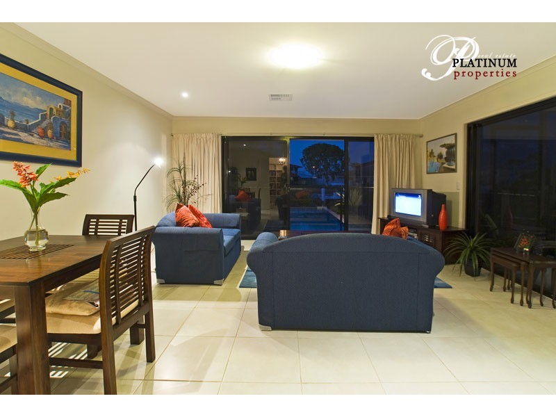 9  Dobell Ave, Paradise Point QLD 4216