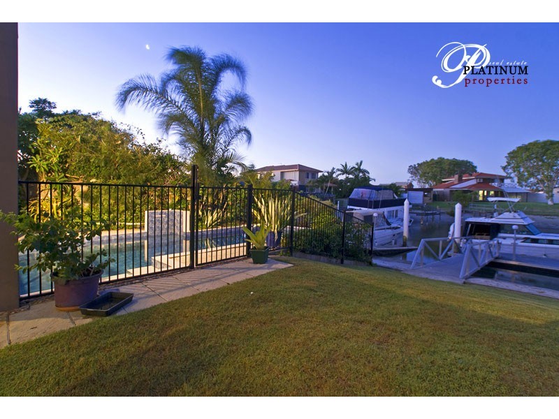 9  Dobell Ave, Paradise Point QLD 4216