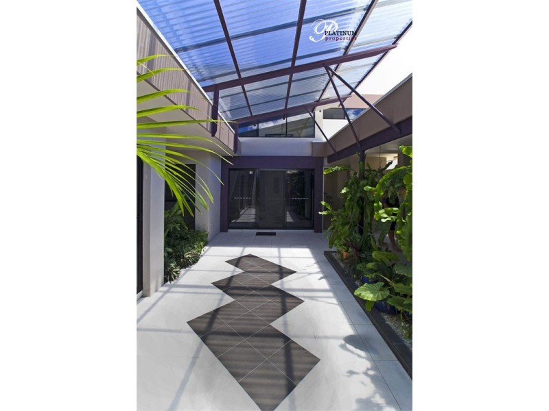 9  Dobell Ave, Paradise Point QLD 4216