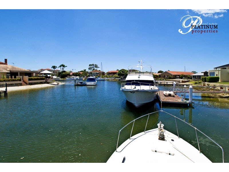 9  Dobell Ave, Paradise Point QLD 4216