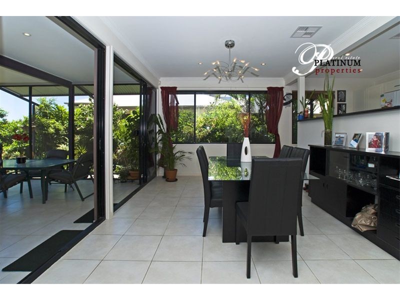 9  Dobell Ave, Paradise Point QLD 4216