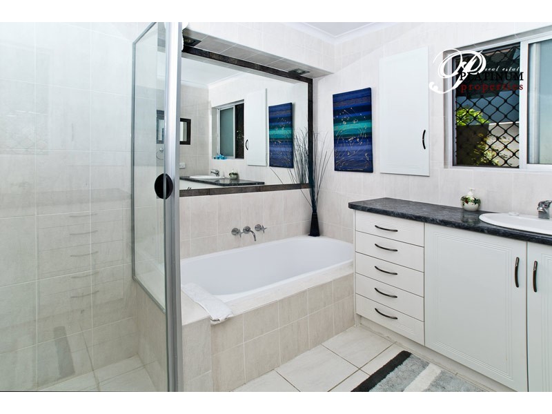 9  Dobell Ave, Paradise Point QLD 4216