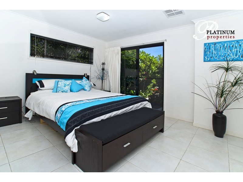 9  Dobell Ave, Paradise Point QLD 4216