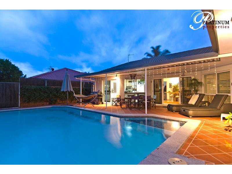 37 Pebble Beach Drive, Runaway Bay QLD 4216