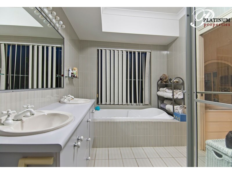 37 Pebble Beach Drive, Runaway Bay QLD 4216