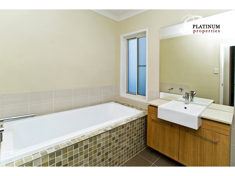 52 Rhodium Cr, Hope Island QLD 4212