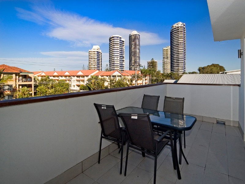 2/46 Bayview Street, Runaway Bay QLD 4216