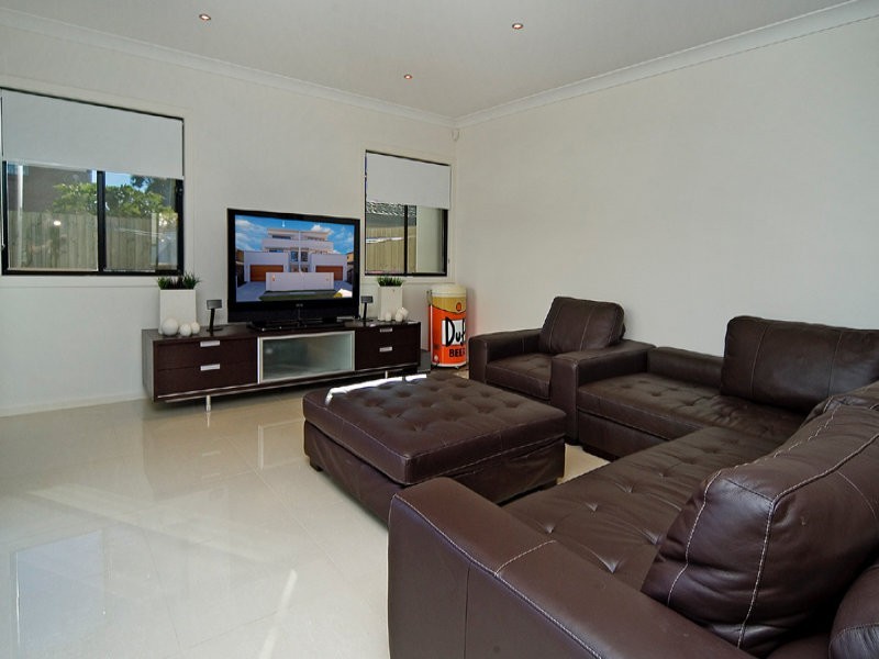 2/46 Bayview Street, Runaway Bay QLD 4216