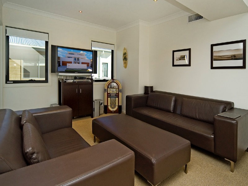 2/46 Bayview Street, Runaway Bay QLD 4216