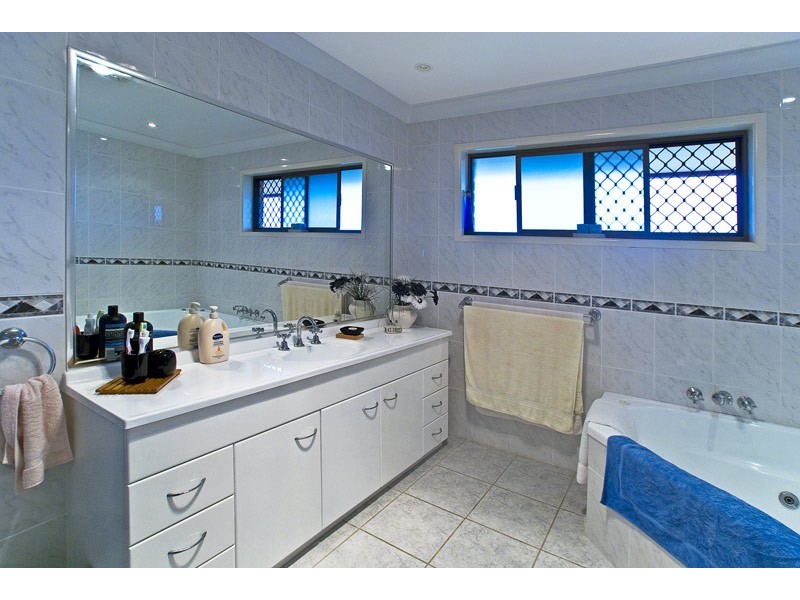 30 Bight Court, Mermaid Waters QLD 4218