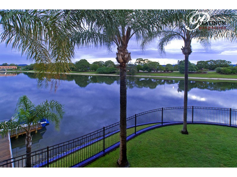 30 Bight Court, Mermaid Waters QLD 4218