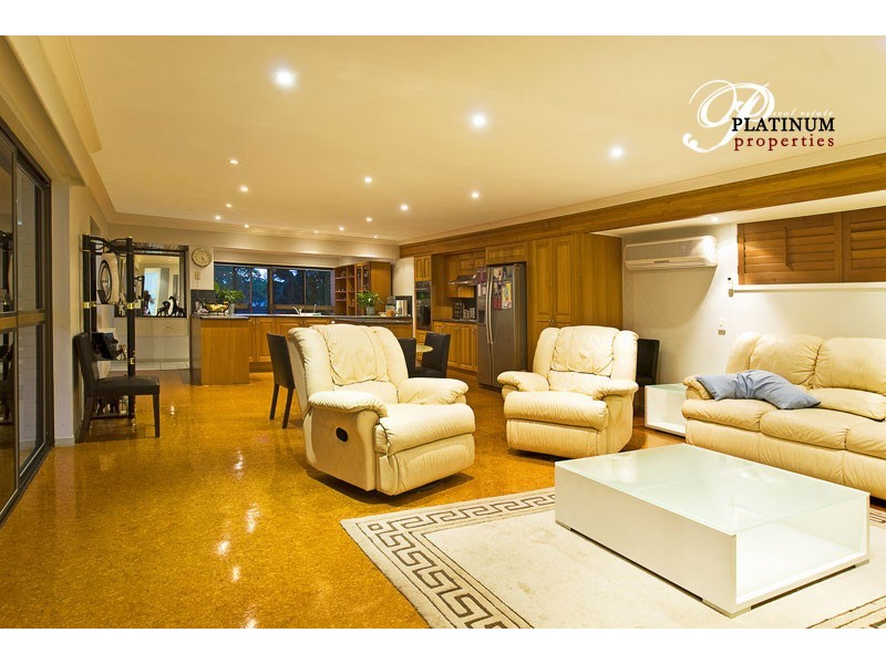 30 Bight Court, Mermaid Waters QLD 4218