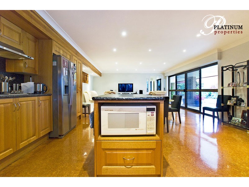 30 Bight Court, Mermaid Waters QLD 4218