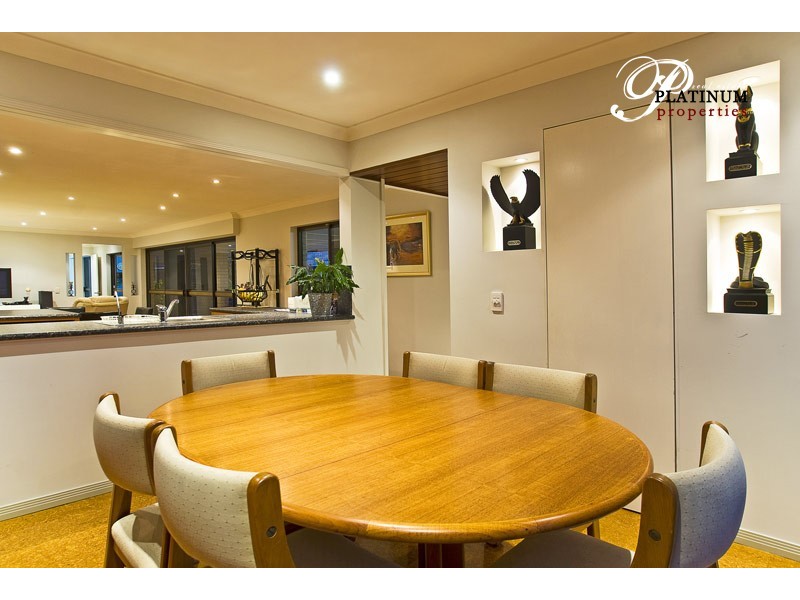 30 Bight Court, Mermaid Waters QLD 4218