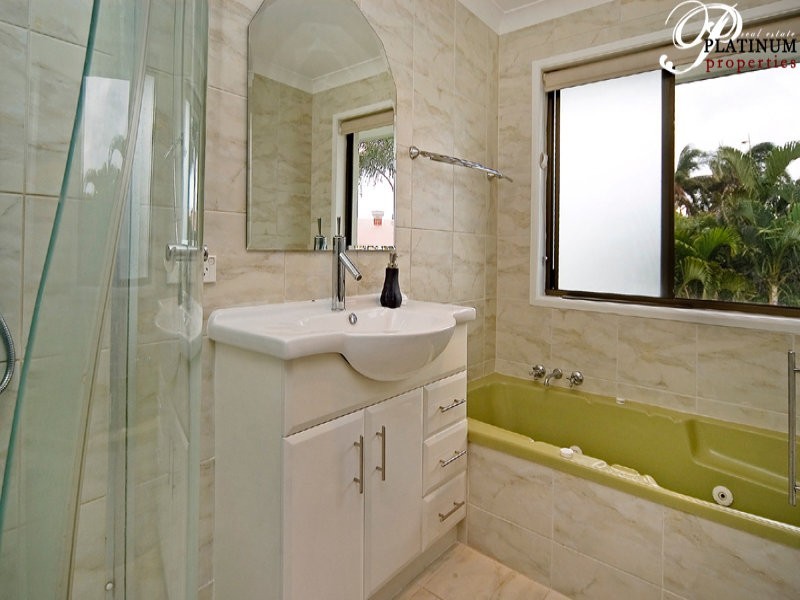316 Bayview Street, Hollywell QLD 4216
