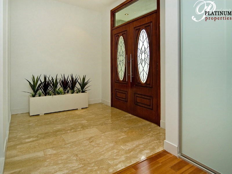 316 Bayview Street, Hollywell QLD 4216