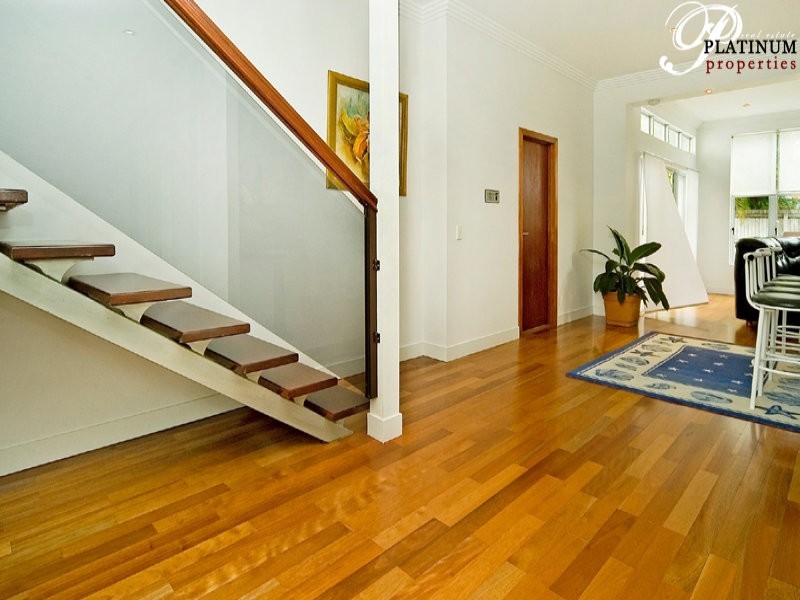 316 Bayview Street, Hollywell QLD 4216