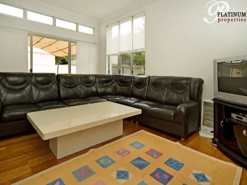 316 Bayview Street, Hollywell QLD 4216
