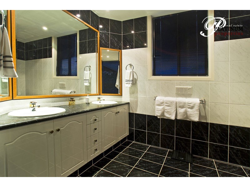 14 Kilbreck Street, Benowa QLD 4217