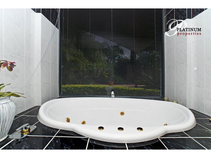 14 Kilbreck Street, Benowa QLD 4217