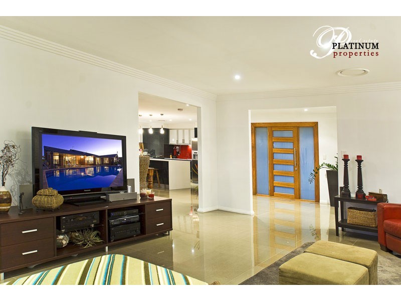39 Pebble Beach Drive, Runaway Bay QLD 4216