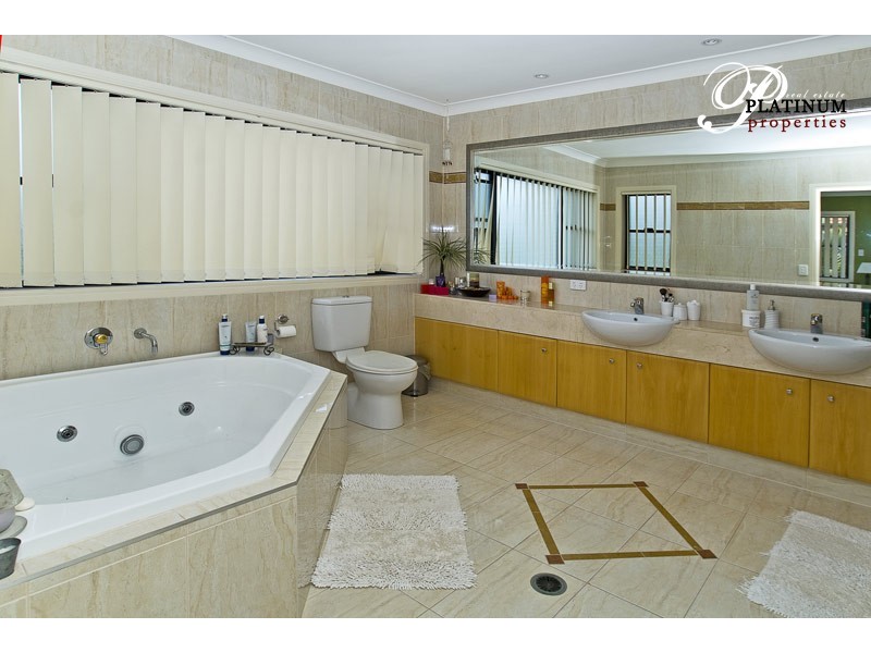 8390 Magnolia Drive East, Hope Island QLD 4212