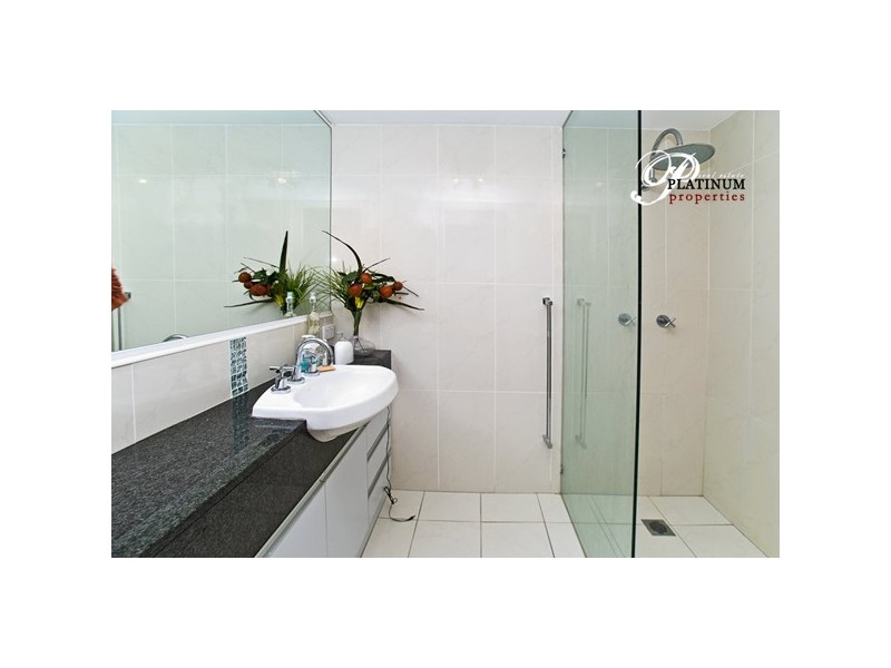 Level 1st  3/204 Marine Parade, Labrador QLD 4215